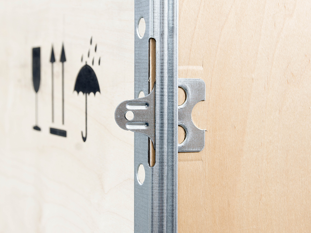 Side closure detail – hooks open